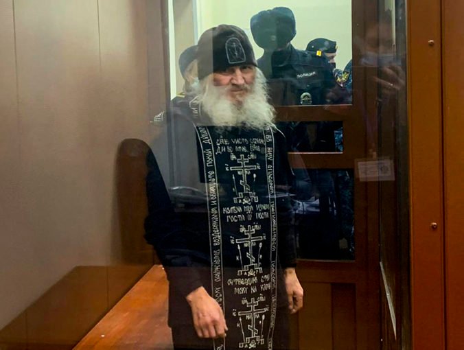Mních popieral koronavírus a kritizoval Kremeľ, odsúdili ho na 3,5-ročné väzenie