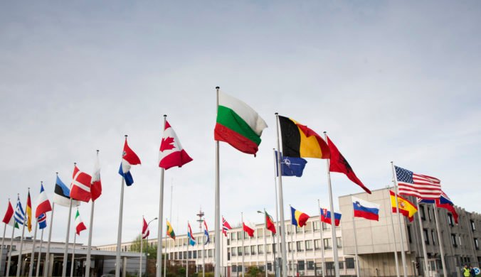 Členské štáty NATO sú konaním Ruska znepokojené, obávajú sa možného konfliktu