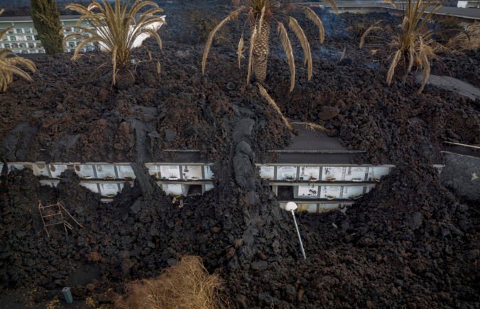 Na ostrove La Palma ohrozuje nový prúd lávy ďalšie domy a kostol