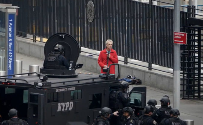 Podozrivý muž so zbraňou sa prechádzal pred sídlom OSN v New Yorku, budovu museli uzavrieť (video)