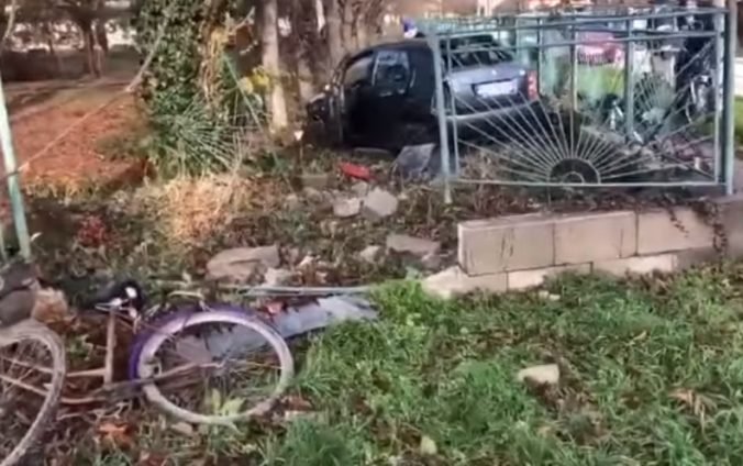 Žena nezvládla riadenie a s autom prerazila oplotenie škôlky, nehodu neprežil cyklista (video)