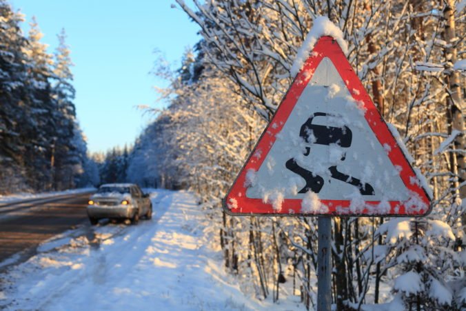Juh a Západ Slovenska potrápi poľadovica, meteorológovia vydali výstrahy