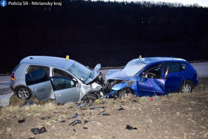 Mladá vodička prešla na rovinke do protismeru a čelne sa zrazila s iným autom (foto)