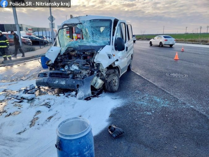 Mladý vodič nedal pri odbočovaní prednosť dodávke, nehodu neprežil 46-ročný spolujazdec (foto)