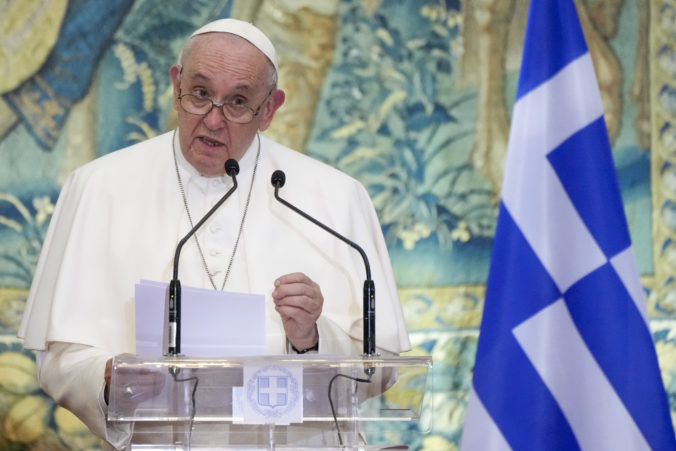 Pápež František navštívil Grécko a v „kolíske demokracie“ upozornil ľudí na hrozby populizmu