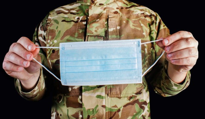 V boji s koronavírusom pomáha takmer 600 vojakov, väčšina z nich je nasadená v nemocniciach