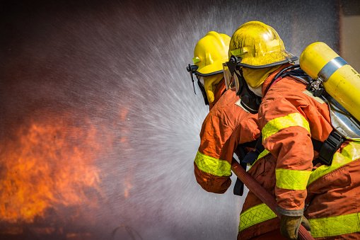 Hasiči zasahovali pri požiari rodinného domu v Dolných Kočkovciach, zomrela jedna osoba