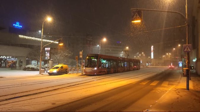 Sneženie v Bratislave spôsobuje problémy, meškala aj MHD a kalamitu očakávajú v celom kraji