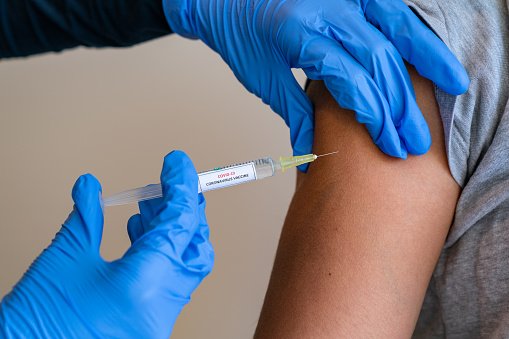 Nezaočkovaných Slovákov bude možno štát priamo oslovovať s konkrétnym termínom na očkovanie