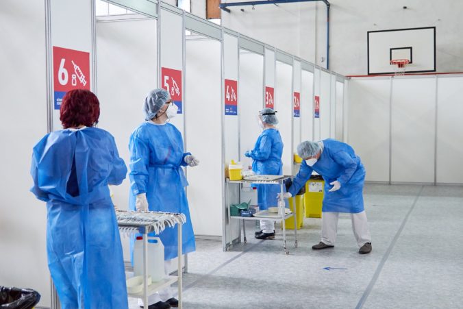 Zamestnanci nemocníc by mohli podstúpiť povinné očkovanie, nemeckí poslanci rokujú o návrhu zákona