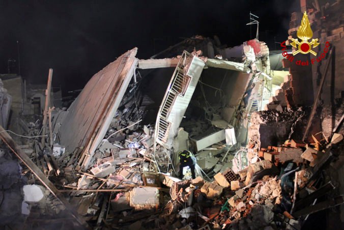 Talianskom otriasli výbuch plynu spolu so zrútením dvoch budov, zomrelo niekoľko ľudí