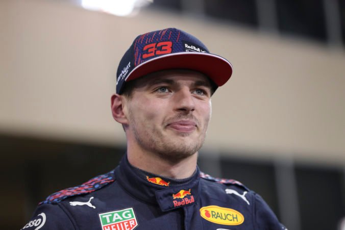 Verstappen v dramatickej VC Abú Zabí získal prvý majstrovský titul, Hamiltona predbehol v poslednom kole