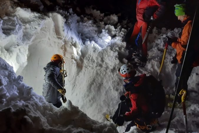 Vo Veľkej Fatre spadla lavína, ktorá strhla dvoch skialpinistov. Jedného z nich našli mŕtveho