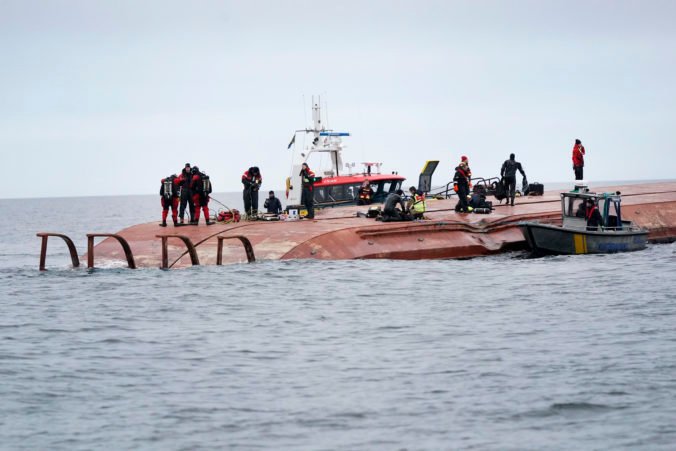 Zrážka lodí v Baltskom mori si vyžiadala najmenej jeden ľudský život, môže za ňou byť opitosť