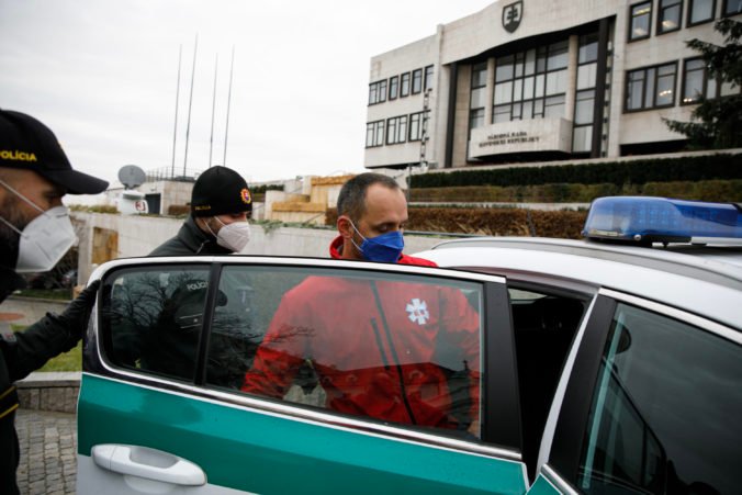 Záchranári a sestry protestovali pred parlamentom, Majerský skončil v rukách polície (foto)