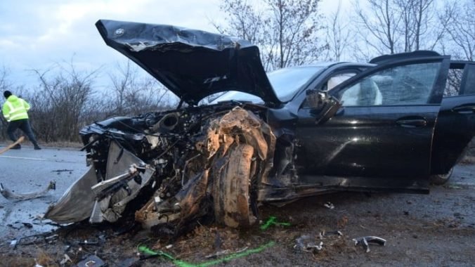 Tínedžer bez vodičského preukazu dostal s autom šmyk a havaroval, spôsobil škodu za viac ako 70-tisíc eur (foto)