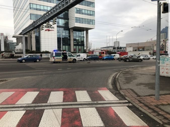 Tragickú dopravnú nehodu v Bratislave vyšetruje polícia, vodič pravdepodobne dostal infarkt