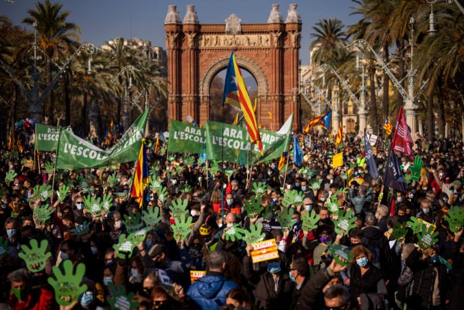 Kataláncom sa viac španielčiny na školách nepáči, v Barcelone protestovali proti rozhodnutiu súdu