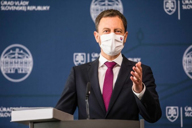 Premiér Heger varuje pred variantom omikron, odporúča nosenie respirátora a väčšiu obozretnosť