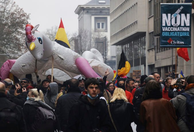 Tisíce demonštrantov protestovali v Bruseli proti sprísneným opatreniam aj povinnej vakcinácii