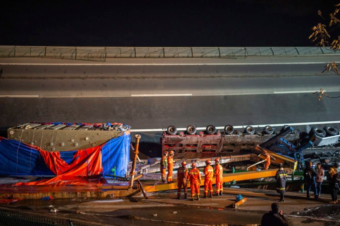 V Číne sa zrútila časť nadjazdu diaľnice, zasypala auto a z mosta spadli nákladné vozidlá (video)