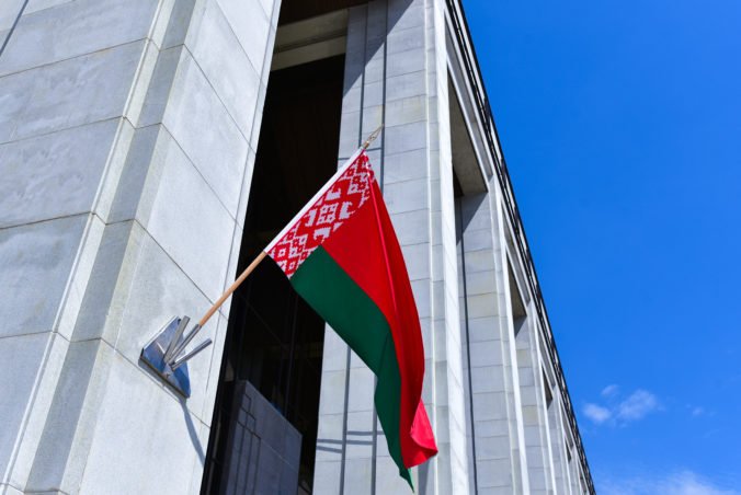 Bieloruské veľvyslanectvo sa stalo terčom útoku, diplomat skončil so zlomeným nosom a otrasom mozgu