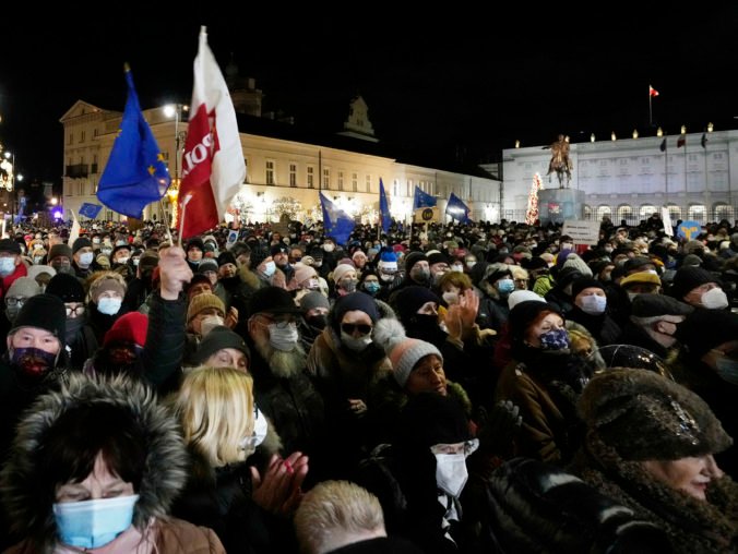 Poliaci demonštrovali po celej krajine proti prijatému návrhu zákona, týka sa slobody médií