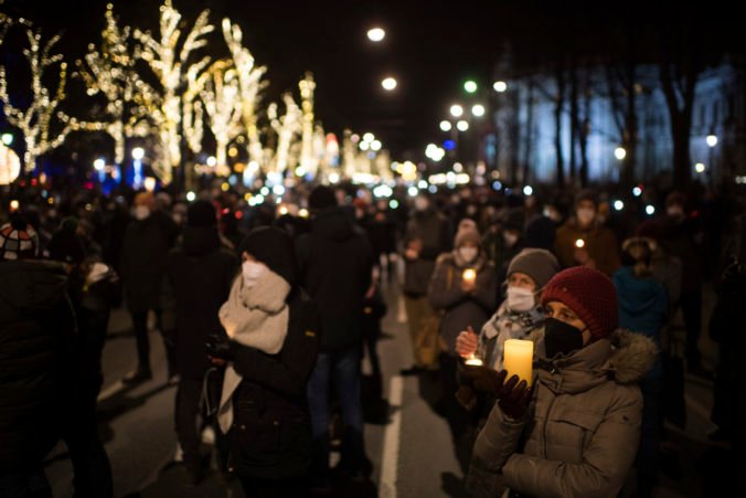 Rakúsko si vo Viedni pripomenulo obete koronavírusu, zapálili vyše 13-tisíc sviečok