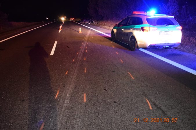 Auto s mladými ľuďmi skončilo mimo cesty na streche, šoféroval len 14-ročný chlapec (foto)