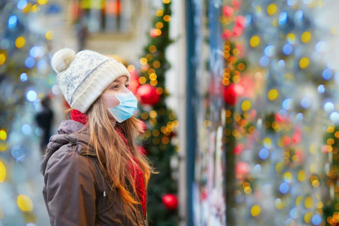 Dobre nasadený respirátor, testovanie či malé skupinky. Odborníci majú sedem rád pre pokojné Vianoce a zvládnutie omikronu