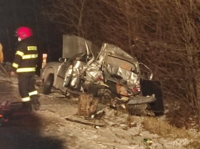 Škodovka narazila do zvodidiel a autobusu, zahynuli vodič a spolujazdkyňa (foto)