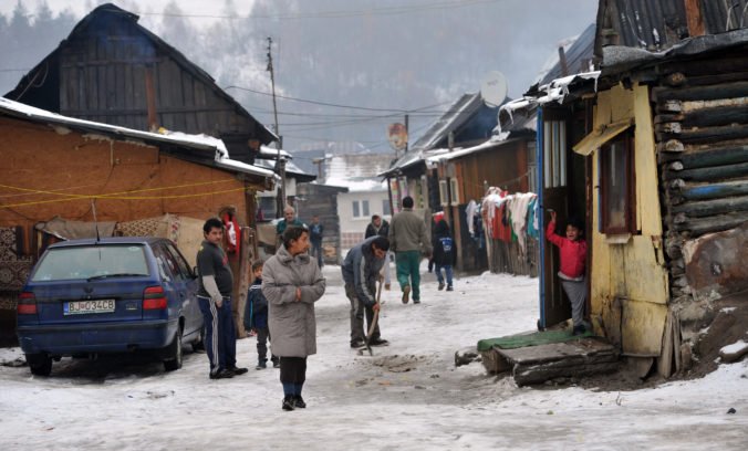 Preľudnené domácnosti aj materiálna deprivácia, rozdiely v životných podmienkach Rómov a majority pretrvávajú