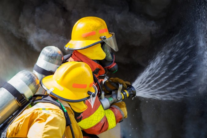 Trnavskí hasiči zasahovali pri výbuchu v krbe, zranenia utrpeli dve deti