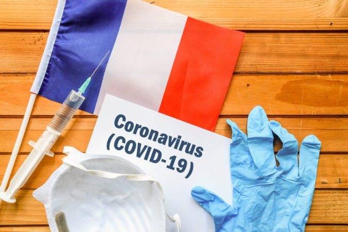 Francúzsko sprísňuje opatrenia proti koronavírusu, za deň potvrdili viac ako 100-tisíc nakazených