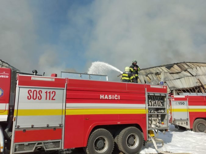 Hasiči zasahujú pri požiari poschodia rodinného domu v Dolnej Maríkovej