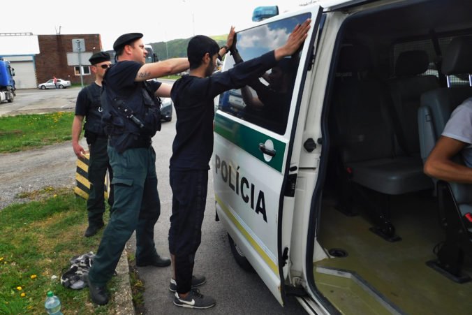 Policajti objavili 11 migrantov, do schengenu sa dostali ukrytí v návese kamióna