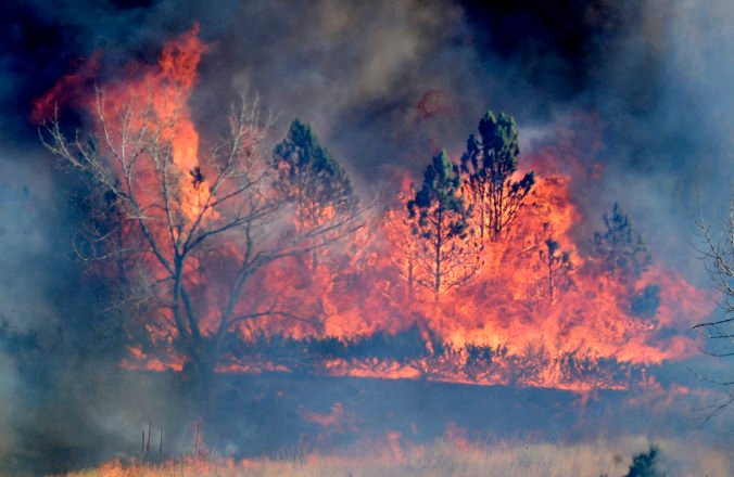 Colorado pohltili lesné požiare, zničili stovky domov a vyhnali z domovov desaťtisíce ľudí