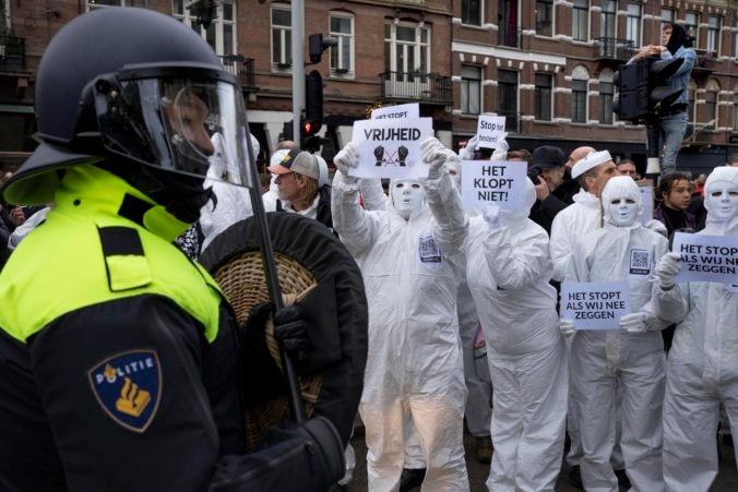 V Amsterdame napriek zákazu protestovali tisíce ľudí, v Holandsku platí celoštátny lockdown