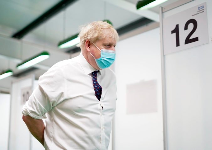 Johnson hovorí o pokračujúcom tlaku na zdravotníkov, Británia však opatrenia sprísňovať neplánuje