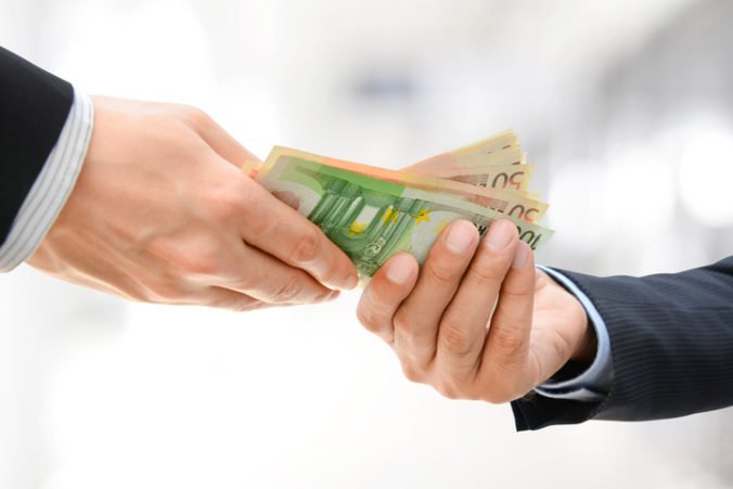 Štátni a verejní zamestnanci si jednorazovo prilepšia o 350 eur, od júla im taktiež stúpnu platy