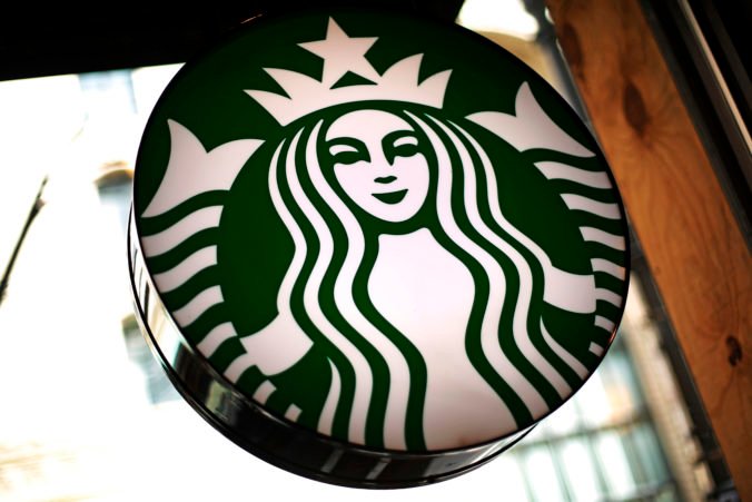 Americký reťazec kaviarní Starbucks žiada svojich zamestnancov, aby sa úplne zaočkovali proti koronavírusu