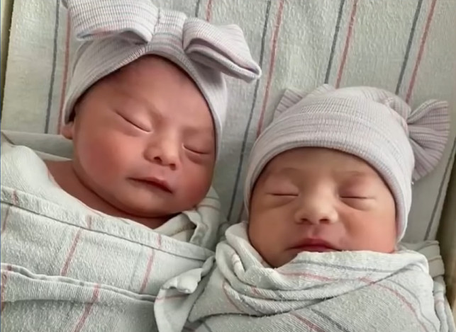 Kalifornská nemocnica zažila raritný pôrod, dvojčatá prišli na svet v rozdielnych rokoch (video)