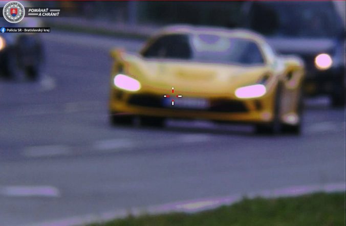Policajti namerali vodiča Ferrari F8, cez Bratislavu letel rýchlosťou 118 km za hodinu (foto)