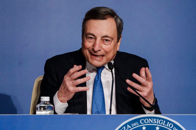 Taliani si čoskoro zvolia nového prezidenta. O post zabojujú Draghi a Berlusconi
