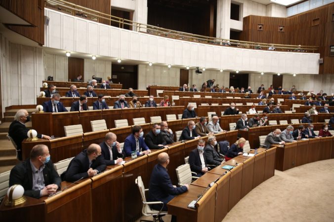 Zo slovenského parlamentu sa stáva miesto vulgárnosti a vzájomnej neúcty, tvrdí odborník