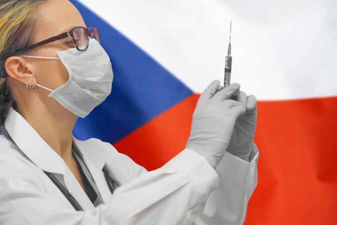 Českí senátori podajú ústavnú sťažnosť na povinné očkovanie proti COVID-19, zaviedla ho ešte Babišova vláda
