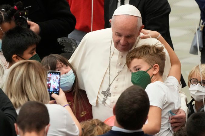 Mať domáce zvieratá namiesto detí je sebecké, pápež František hovorí o demografickej zime