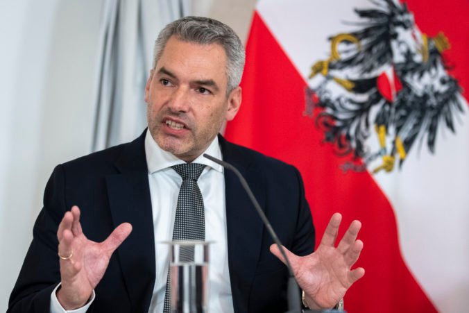 Rakúsko sa pripravuje na príchod vlny omikronu, Nehammerova vláda ohlásila nové opatrenia