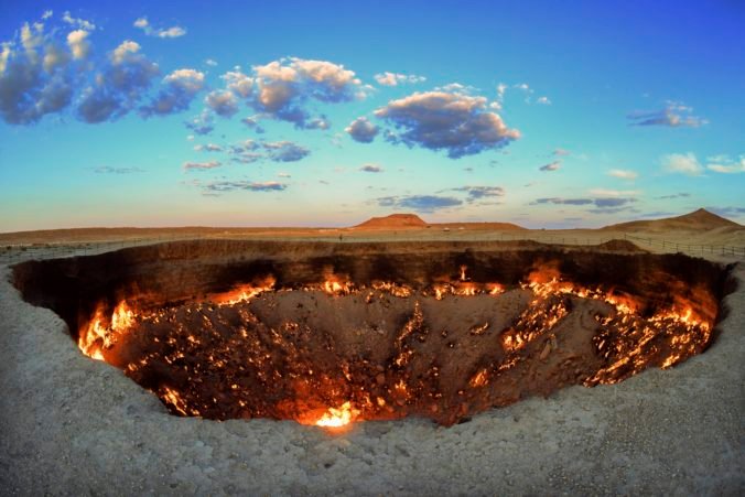 Prezident Berdimuhamedov nariadil uhasenie krátera Brána do pekla, horí v ňom niekoľko desaťročí unikajúci plyn