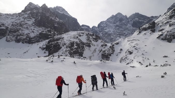 V Tatrách, Veľkej a Malej Fatre platí lavínové nebezpečenstvo